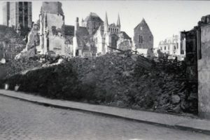 Les décombres de la rue Pont-Mortain à Lisieux en 1944 après les bombardements alliés. Photo : DR