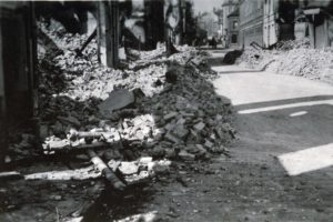 Les décombres de la rue de Livarot (devenue rue du Carmel) à Lisieux après les bombardements de 1944. Photo : DR