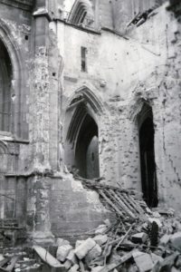 Les décombres de l'église Saint-Jacques à Lisieux après les bombardements de juin 1944. Photo : DR