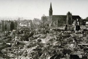 Les décombres du centre-ville de Lisieux après les bombardements de juin 1944. Photo : DR
