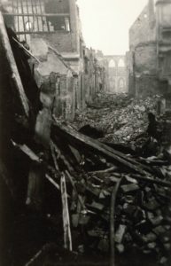 Les décombres rue de la Paix (devenue rue Aristide Briand) à Lisieux après les bombardements de juin 1944. Photo : DR
