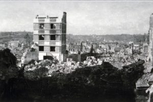 Les ruines aux abords de la rue au Char à Lisieux après les bombardements de juin 1944. Photo : DR