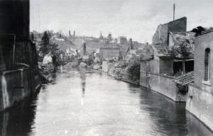 Les ruines de Lisieux en 1944 vue depuis le pont de la rue du Gaz sur la Touques. Photo : DR