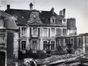 Les ruines de l'Hôtel-de-Ville de Lisieux après les bombardements de juin 1944. Photo : DR