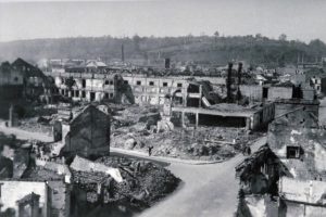 Les ruines de la cidrerie Saffrey à Lisieux après les bombardements de juin 1944, avec le boulevard Sainte-Anne. Photo : DR