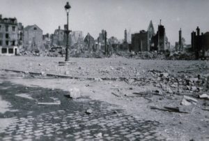 Les ruines de la place Thiers (devenue place Mitterrand) à Lisieux après les bombardements de juin 1944. Photo : DR