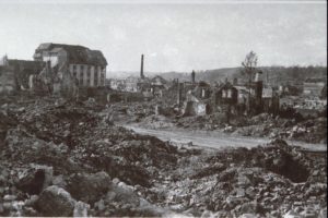 Les ruines de la place Victor Hugo à Lisieux après les bombardements de juin 1944. Photo : DR