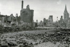 Les ruines de la place Victor Hugo à Lisieux après les bombardements de juin 1944. Photo : DR