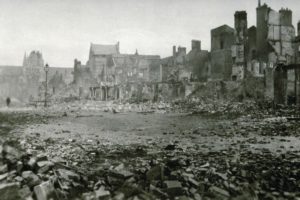 Les ruines de la place Victor Hugo à Lisieux après les bombardements de juin 1944. Photo : DR