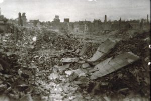 Les ruines de la place de la République après les bombardements à Lisieux en 1944. Photo : DR