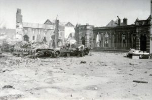 Les ruines de la place de la République à Lisieux en 1944. Sur la droite, les décombres de l'école maternelle. Photo : DR