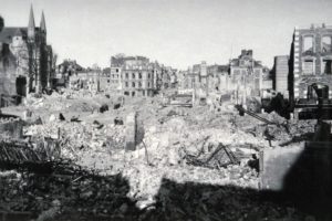 Les ruines de la rue Henry Chéron à Lisieux après les bombardements de juin 1944. Photo : DR