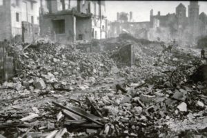 Les ruines de la rue Henry Chéron à Lisieux en après les bombardements de juin 1944. Photo : DR