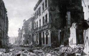 Les ruines de la rue au Char à Lisieux en 1944. Photo : DR