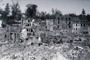 Les ruines de la rue de Caen (devenue rue Bon Ange) à Lisieux après les bombardements en 1944. Photos : DR