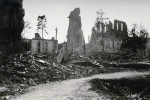 Les ruines de l'église Saint-Désir à Lisieux en 1944 après les bombardements. Photo : DR