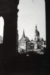 Les ruines de l'église Saint-Jacques à Lisieux après les bombardements de juin 1944. Photo : DR