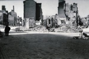 Les ruines du centre-ville de Lisieux autour de la place Fournet après les bombardements de juin 1944. Photo : DR