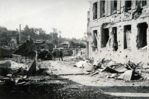 Les ruines du centre-ville de Lisieux aux abords de la Touques en 1944 après les bombardements. Photo : DR
