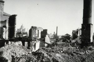 Les ruines du centre-ville de Lisieux après les bombardements de juin 1944. La basilique Sainte-Thérèse est visible en arrière-plan. Photo : DR