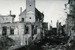Les ruines du couvent des Bénédictines à Lisieux en 1944 après les bombardements alliés. Photo : DR