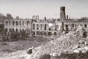 Les ruines du pensionnat de Lisieux après les bombardements de 1944. Photo : DR