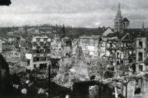 Les ruines du secteur de la rue au Char à Lisieux après les bombardements de juin 1944. Photo : DR