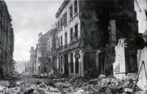 Les vestiges de la rue au Char à Lisieux après les bombardements de juin 1944. Photo : DR