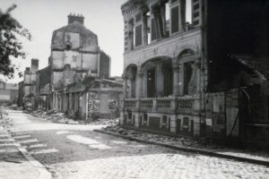 Les vestiges de la rue d'Alençon à Lisieux après les bombardements alliés de 1944. Photo : DR