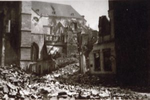 Les vestiges de la rue du paradis au pied de la cathédrale de Lisieux après les bombardements de 1944. Photo : DR