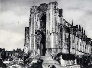 Les vestiges de l'église Saint-Jacques à Lisieux, détruite par les bombardements alliés de 1944. Photo : DR