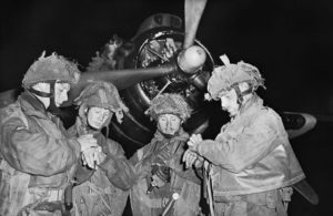 Les lieutenants Bobby de la Tour, Don Wells, John Vischer & Bob Midwood, de la 22nd Independant Parachute Company, règlent leur montre le 5 juin 1944 à la base RAF Harwell. Photo : IWM H 39070