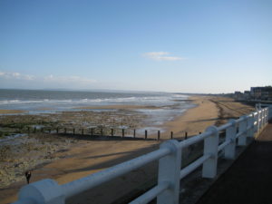 Vue de la plage de Lion-sur-Mer (Gold Beach). Photo (2010) : D-Day Overlord