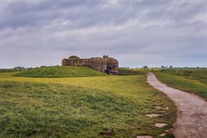 Batterie de Longues-sur-Mer, codée MKB Longues – Wn 48. Les casemates abritent un canon de 150 mm TK C/36. Photo (2014) : D-Day Overlord