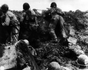 L'une des très rares photos illustrant les terribles combats menés par les Rangers américains au sommet de la Pointe du Hoc en Normandie, dans les trous creusés par les bombes sur le site de la batterie allemande codée Stp 75. Date : entre le 6 et le 8 juin 1944. Photo : US National Archives