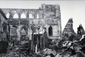 L'église Saint-Jacques en ruine vue depuis la rue la paix (devenue rue Aristide Briand) à Lisieux en 1944. Photo : DR