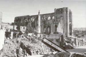 L'église Saint-Jacques en ruines, vue depuis la rue au Char à Lisieux après les bombardements de juin 1944. Photo : DR