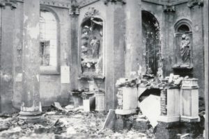 L'église en ruine de Saint-Désir à Lisieux en 1944. L'autel détruit est notamment visible. Photo : DR