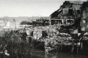 Maisons en ruine au bord de la Touques à Lisieux après les bombardements de 1944. Photo : DR