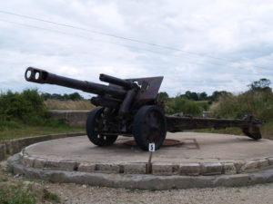 Canon 15 cm sFH18 installé sur un encuvement de la batterie des Perruques à Maisy, codée Stp 83 par les Allemands. Ce canon n'est pas d'origine. Photo (2010) : D-Day Overlord