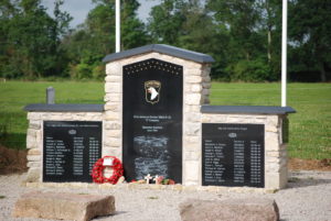 Monument à Brécourt en souvenir de l'action décisive de parachutistes américains de la 101st (US) Airborne Division qui se sont emparés d'une position d'artillerie allemande le 6 juin 1944. Photo (2009) : Hammeron