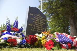 Le monument commémoratif d'Hémevez en souvenir des parachutistes américains de la 82nd (US) Airborne Division tués le 6 juin 1944. Photo (2015) : Austin Berner