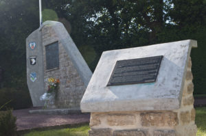 Le monument de Beuzeville-au-Plain en souvenir du crash de l'avion C-47 le 6 juin 1944, transportant des parachutistes de la Easy Company, 506th PIR, 101st Airborne Division. Photo (2015) : Saska Ball