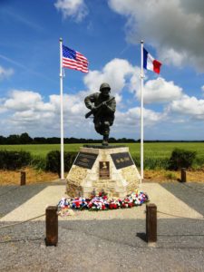 Le "Leadership Memorial" de Sainte-Marie-du-Mont, symbolisant Dick R. Winters de la Easy Company, 506th PIR, 101st Airborne Division. Cette statue est dédiée à tous les chefs tactiques de l'opération Overlord. Photo (2017) : Y. Tzippori