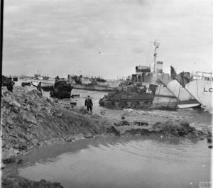 Un char Sherman de l'escadron A du régiment Nottinghamshire Yeomanry (Sherwood Rangers), 8th (GB) Armoured Brigade, débarque sur le secteur "Jig" le Jour-J. Photo : IWM B 5258