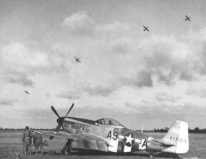 Au sol, un P-51D Mustang baptisé "Fools Paradise IV" appartenant au 363rd Fighter Group, 380th (US) Fighter Squadron, sur l'aérodrome ALG A-15 de Maupertus-sur-Mer, entre le 4 et le 12 juillet 1944. Photo : US National Archives