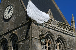 Détail du mannequin accroché au clocher de l'église Notre-Dame de Sainte-Mère-Eglise. En réalité, John M. Steele est resté accroché de l'autre côté du clocher le 6 juin 1944, mais à des fins touristiques, celui-ci a été installé face au parvis de l'église (2010). Photo : Vincent20666
