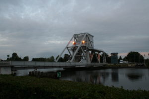 Le pont basculant de Bénouville, version moderne installée en 1994. Photo (2006) : R. Castillo