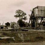 Le Pegasus Bridge après guerre. Le canon antichar de 50 mm est encore visible au premier plan. Photo : DR