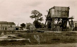 Le Pegasus Bridge après guerre. Le canon antichar de 50 mm est encore visible au premier plan. Photo : DR